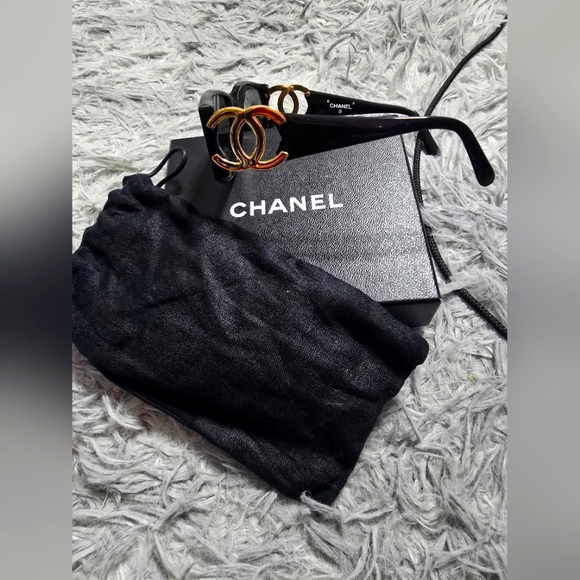 Chanel Black W/ Gold CC Sunnies✨️ (EUC)(NO SCRATCHES)(SEE PICS) - Picture 2 of 6